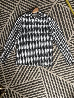 Black & White Houndstooth Long Sleeve Top